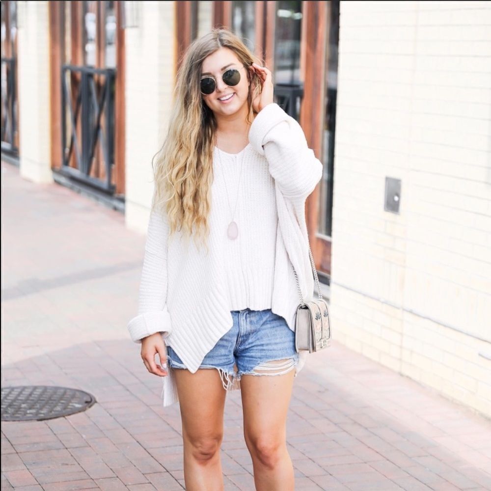 ✨ Free People
Take Over Me V-Neck Knit Sweater✨